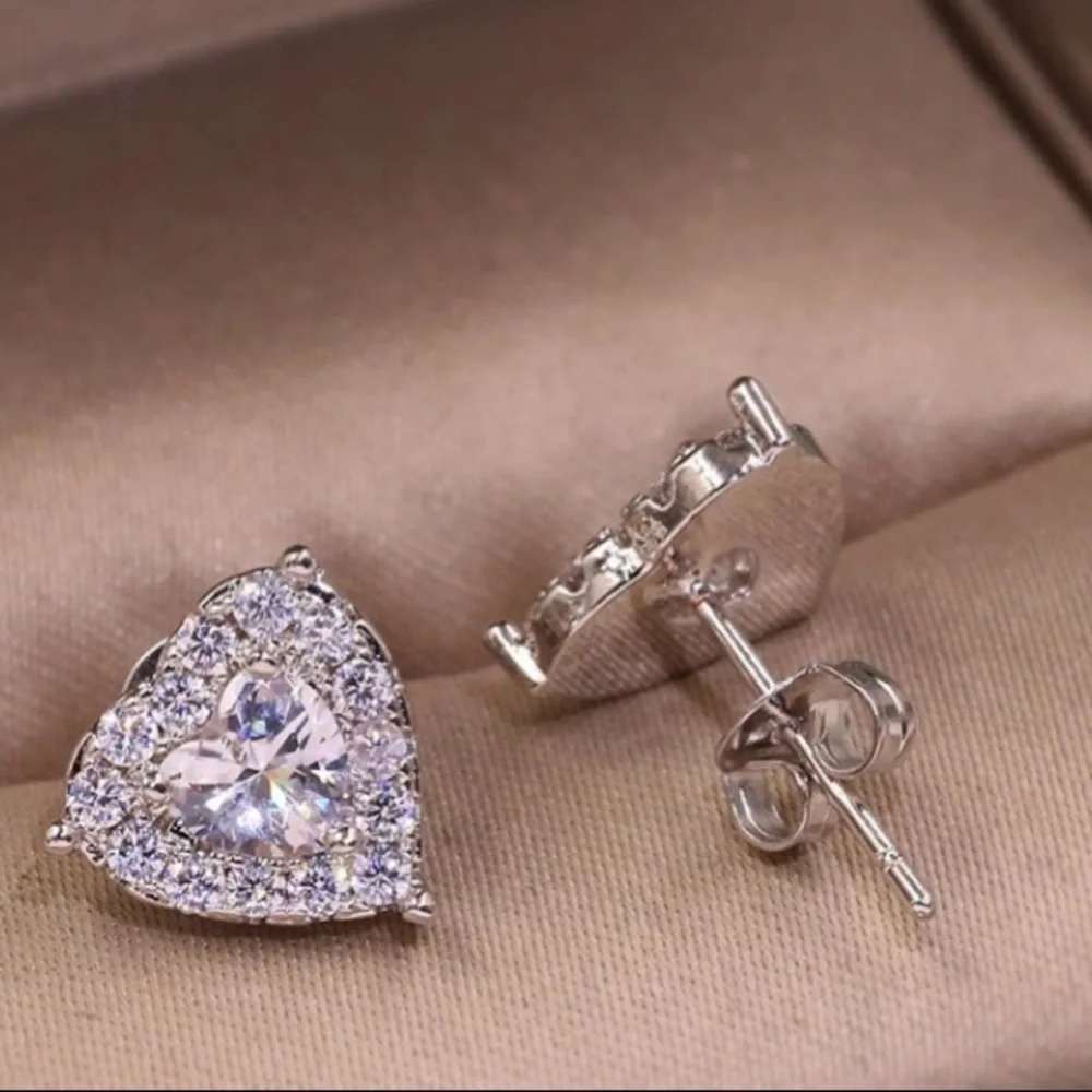 🎉Gift with Bundle🎉New! Cubic Zirconia Heart Studs - Picture 3 of 8
